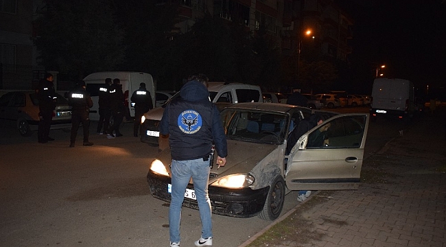 Polisin 'dur' ihtarına uymayan sürücü otomobili bırakıp kaçtı