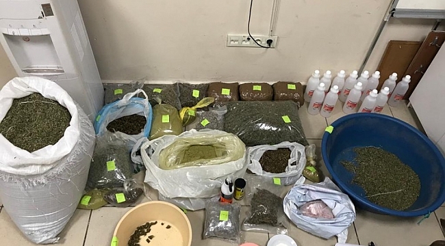 Polisin operasyon yaptığı evlerden torba torba uyuşturucu çıktı: 42 gözaltı