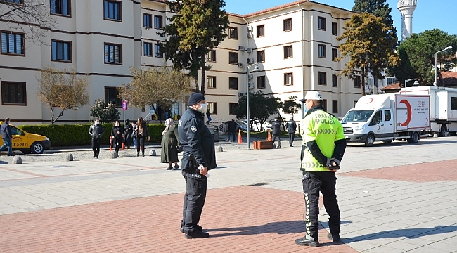 Polisten maske mesafe denetimi