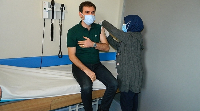 Posof Kaymakamı Murat Mete Kovit aşısını yaptırdı