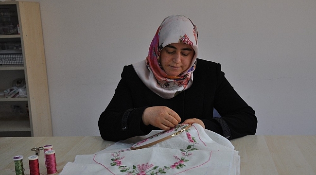 Pursaklar Belediyesi Hanım Evleri'nde kadınlar meslek sahibi oluyor
