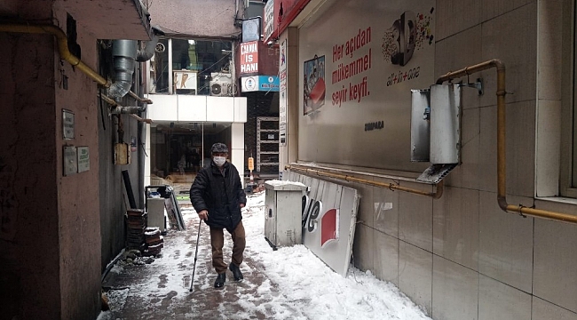 Reklam tabelası fırtınaya dayanamadı