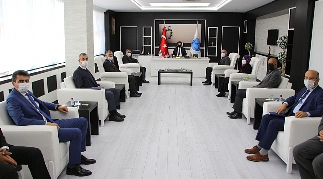 Rektör Karacoşkun tebrikleri kabul etti
