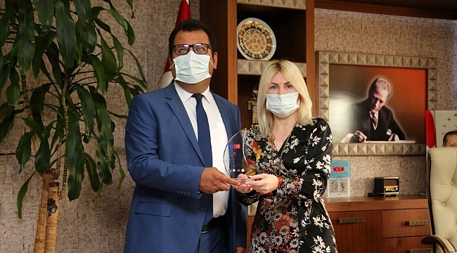 Rektör Özkan'a SivilAnT Projesine katkılarından dolayı plaket