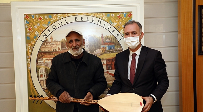 Rıdvan amca yeni sazına kavuştu