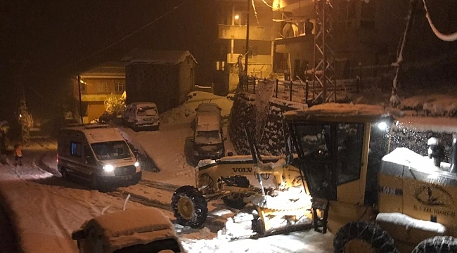 Rize'de kar nedeniyle yolda kalan ambulansın imdadına İl Özel İdare ekipleri yetişti