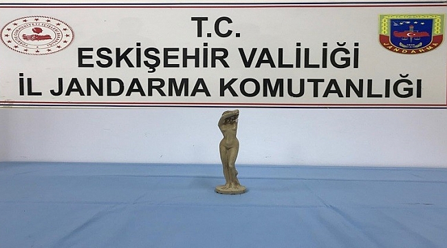 Roma dönemine ait heykeli satamadan jandarmaya yakalandılar