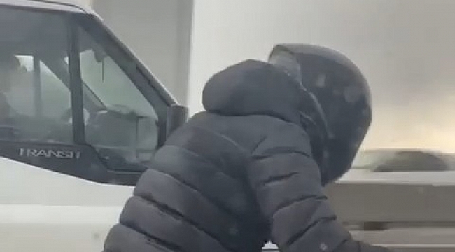Rüzgarda zorlanan motosiklet sürücüsünü aralarına aldılar