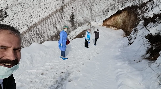 Sağlık çalışanları 2 kilometre yürüyerek, yaşlı şahsa aşı uyguladı