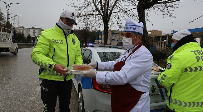 Şahinbey'de görev başındaki polislere sıcak yemek ikramı