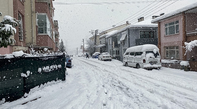 Sakarya'da yoğun kar yağışı vatandaşlara zor anlar yaşattı