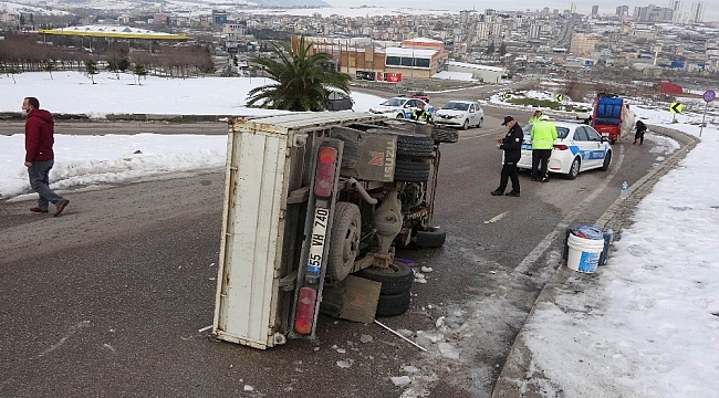 Samsun'da buzdan kayan kamyonet devrildi: 3 yaralı