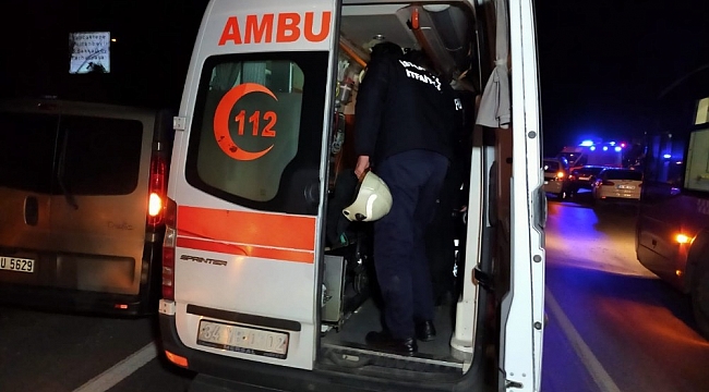 Sancaktepe'de iki araç kafa kafaya çarpıştı: 1'i ağır 4 yaralı