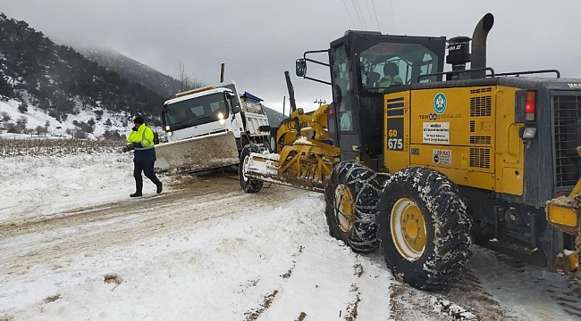 Şarampole düşen İzmir'in kar küreme aracını Manisa ekipleri kurtardı