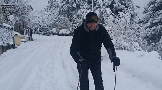 Şehir merkezini kayak pistine çevirdi