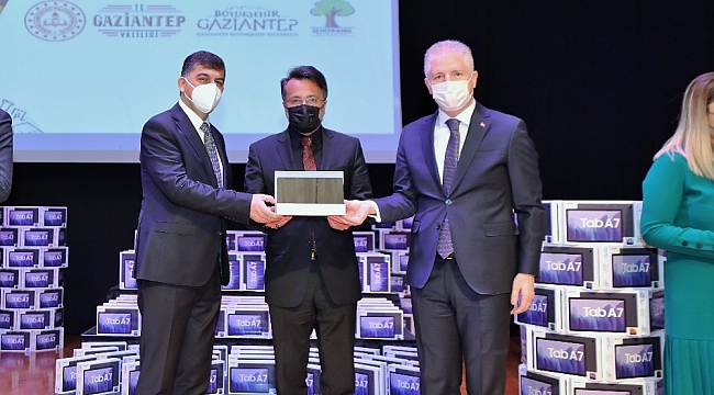 Şehitkamil'den eğitime 10 bin adet tablet desteği