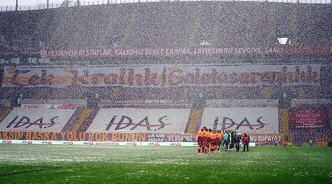 Şehitler için saygı duruşu