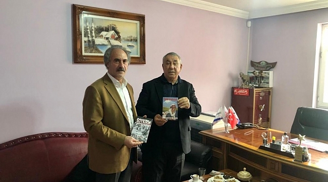 Serdar Ünsal, "Soykırım" ve "Yüreğim İrevan'da Kaldı" romanını iş insanı Tacettin Şimşek'e hediye etti