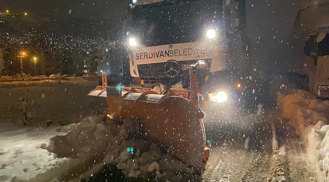 Serdivan'da kar mesaisi devam ediyor