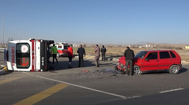 Şerit ihlali yapan otomobil ambulansa çarptı: 5 yaralı