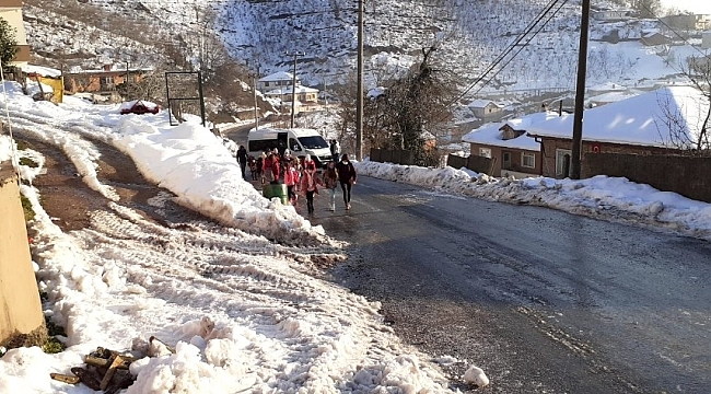 Servis buzlanan yolda kalınca, öğrenciler okula yürüme gitti