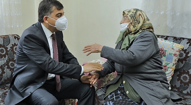 Sevgiyle örülen el işleri, yaşlı teyzeleri sevindiriyor