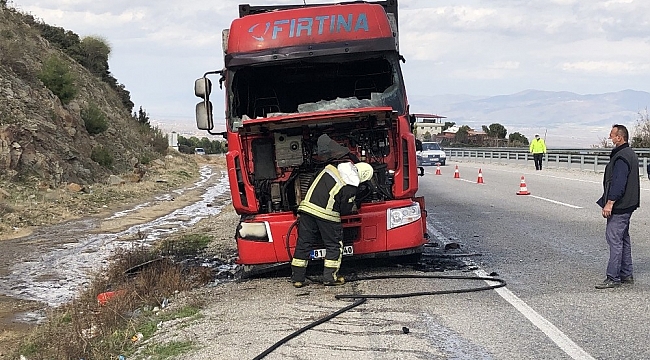 Seyir halindeki tır alev aldı