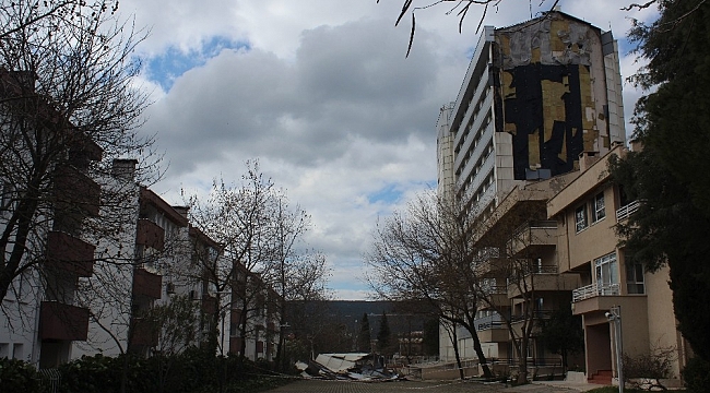 Şiddetli rüzgar, Meslek Yüksek Okulu'nun dış cephesini uçurdu