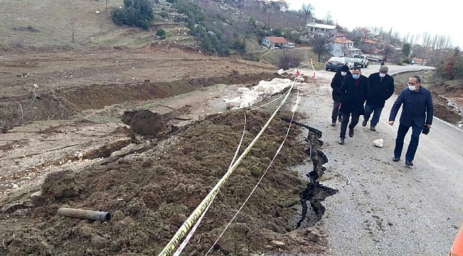 Şiddetli yağış asfalt yolda çökmeye neden oldu