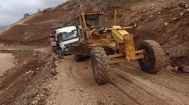 Siirt'te çamura saplanan tır kurtarıldı