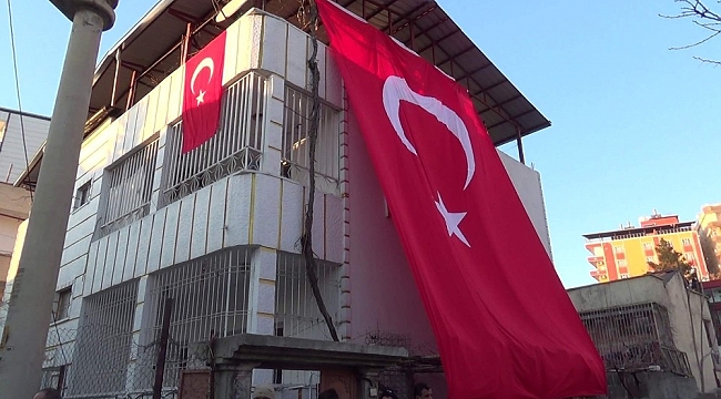 Siirtli şehidin evine dev Türk bayrağı asıldı