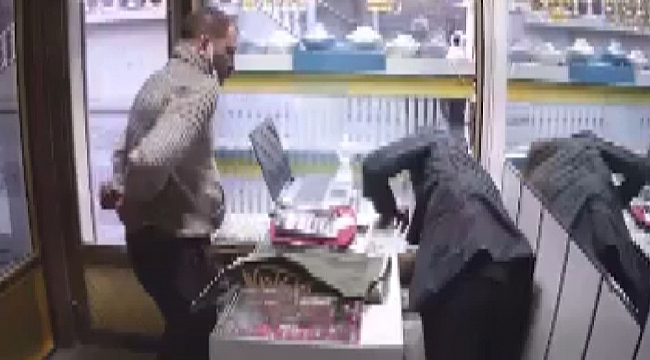 Silahlı soyguncu gerçek diye imitasyon altınları gasp etti
