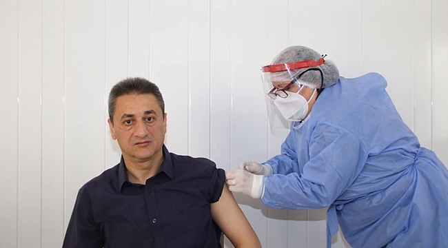 Sinop Valisi Karaömeroğlu korona aşısının ilk dozunu yaptırdı