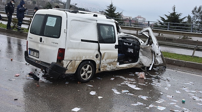 Sinop'ta eve servis yapan market aracı kaza yaptı: 2 yaralı