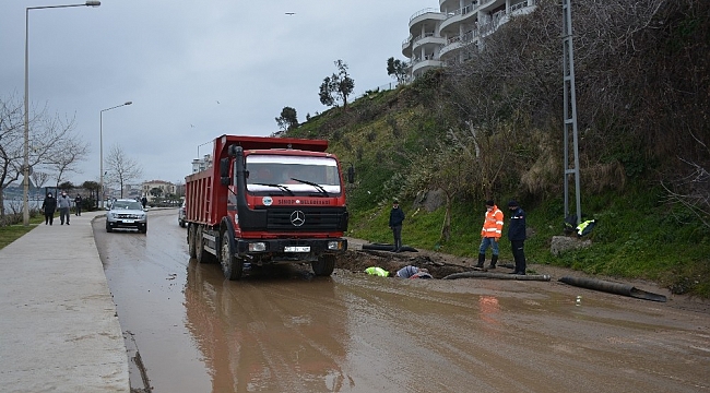 Sinop'ta yol çöktü, su borusu patladı