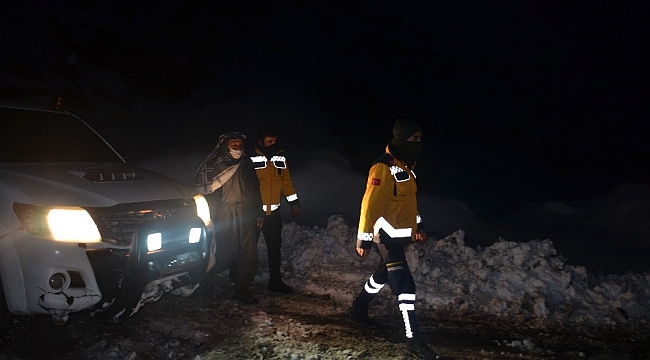 Şırnak'ta karla mücadele ekipleri bir yandan yolları açıyor bir yandan da hastaları taşıyor