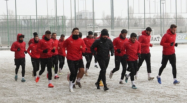 Sivas Belediyespor, kar altında çalıştı