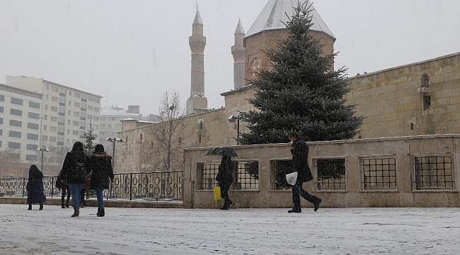 Sivaslılar beklenen karın tadını, yoğun kar yağışı altında yürüyerek çıkarttı