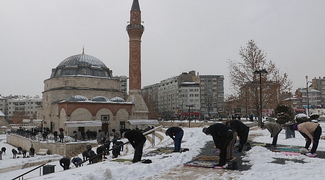 Sivaslılar, cuma namazını dondurucu soğukta karla kaplı zeminde kıldılar