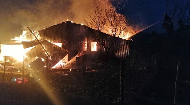 Sobadan çıkan yangın ahşap evi küle çevirdi