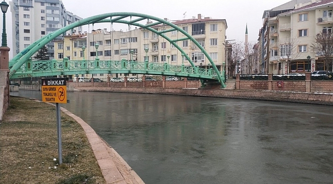 Soğuk havanın etkisiyle Porsuk Çayı buz tuttu