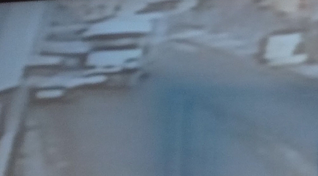 Soğuktan donmasın diye el frenini çekmediği minibüs 2 araca çarptı