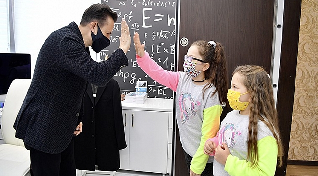 Sokaklara Covid uyarı afişi asan çocukları Başkan Yazıcı kırmadı