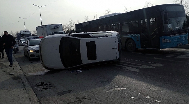 Sultangazi'de araç takla attı, kaza nedeniyle trafik oluştu