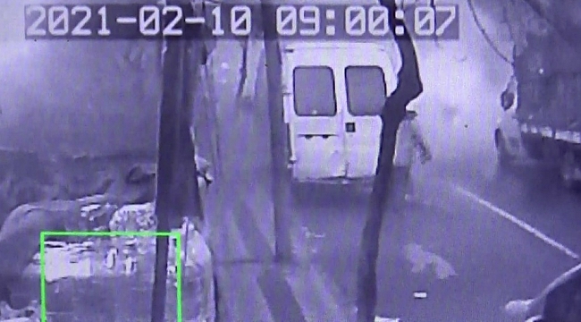 Sultangazi'de park halindeki minibüs alev alev yandı