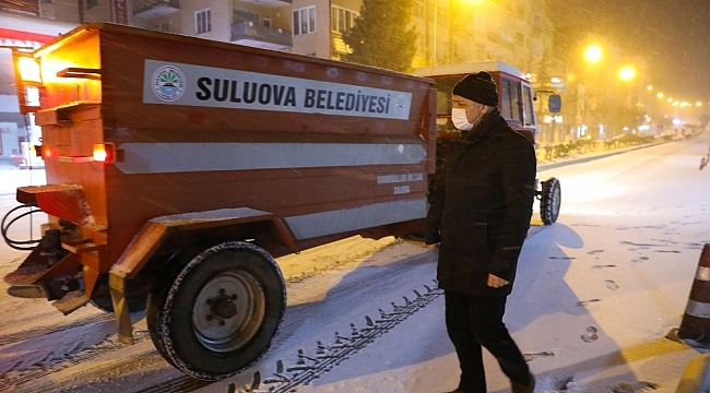 Suluova'da ekiplerin yoğun kar mesaisi