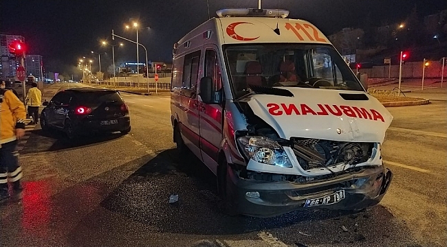 Suriye uyruklu kadın kaza yapan ambulansta doğum yaptı