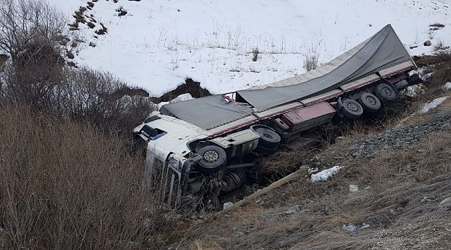 Sürücü uyudu, tır dereye uçtu