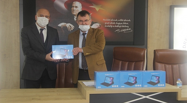 Tabletler Milli Eğitim Müdürlüğüne teslim edildi