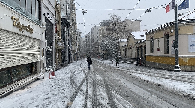 Taksim Meydanı beyaza büründü